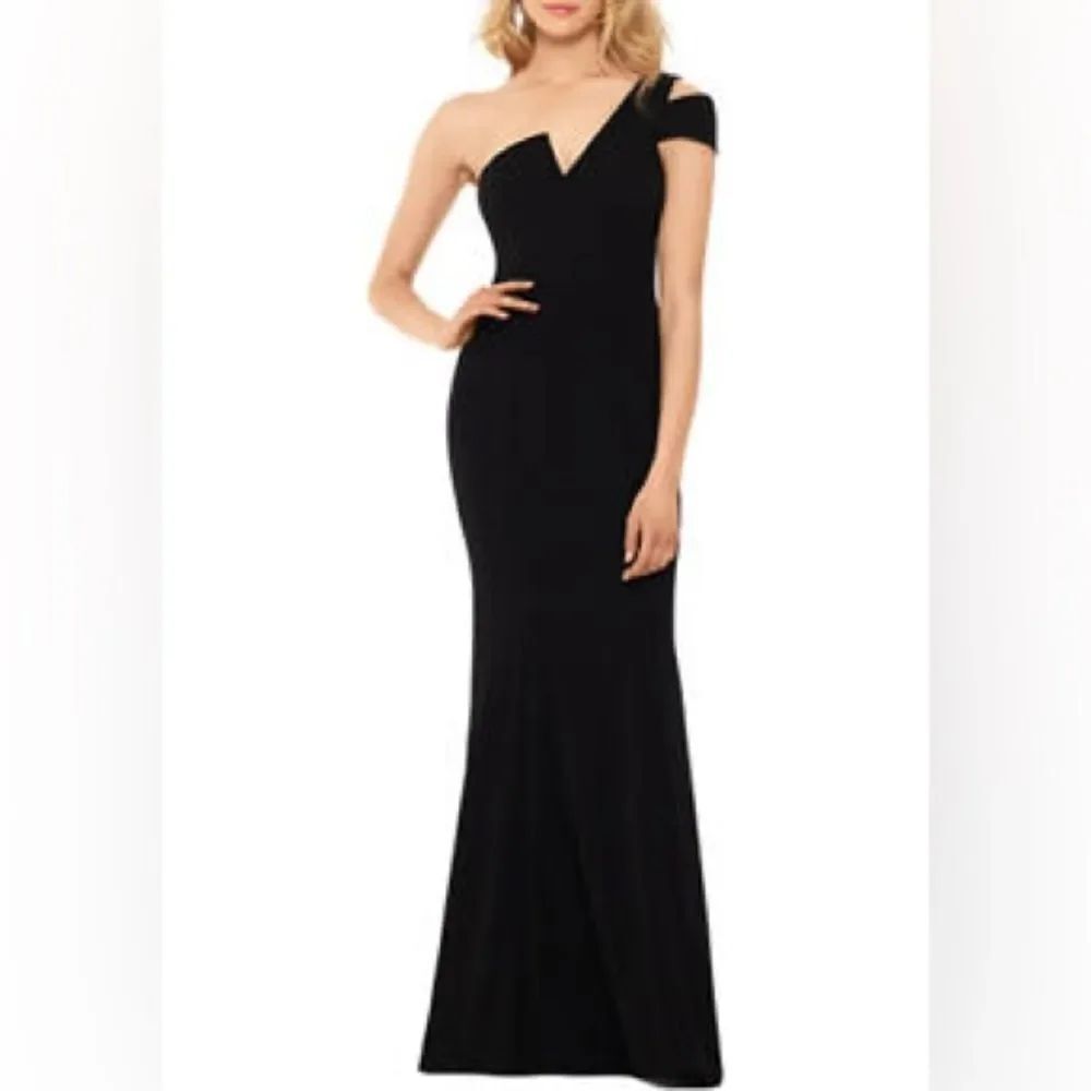 Betsy & Adam NWT Velvet Cold Shoulder One Shoulder Gown in Black Size 4